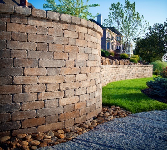 A Retaining Wall Can Turn Your Yard Into a Showpiece | INSTALL-IT-DIRECT