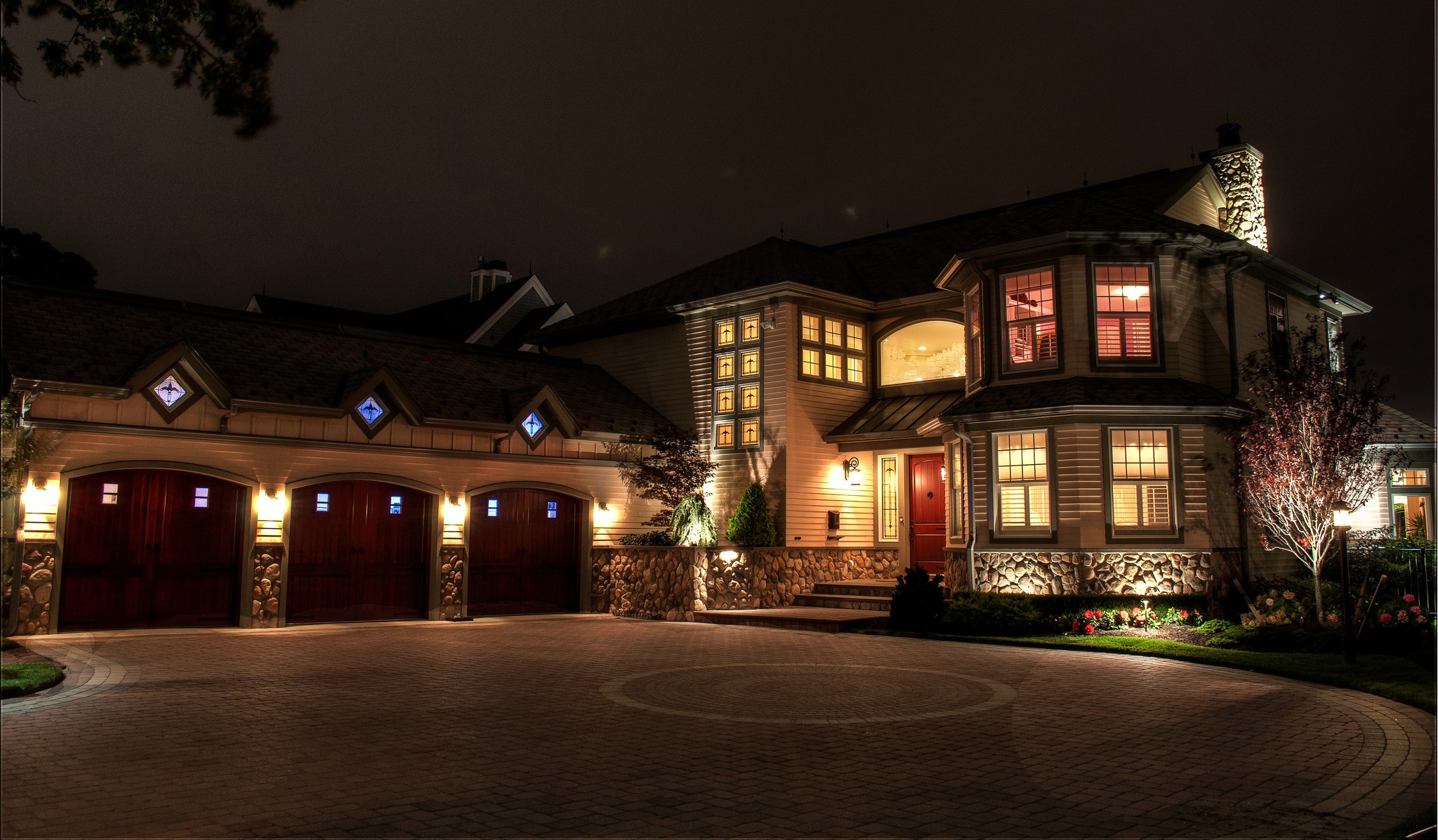 Increase Your Curb Appeal with Landscape Lighting (Tips) INSTALLIT