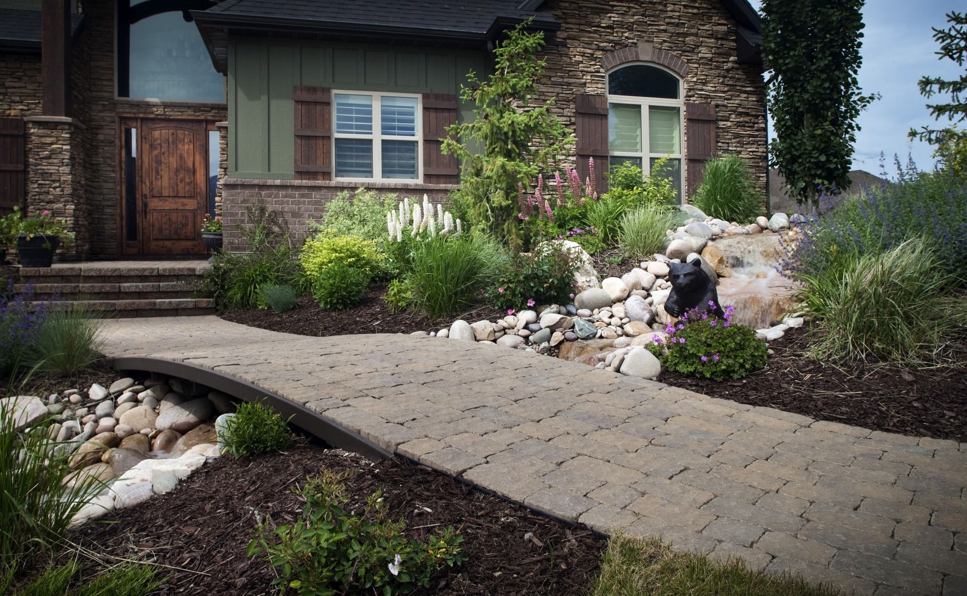 Paving Stone Walkway with Mulch