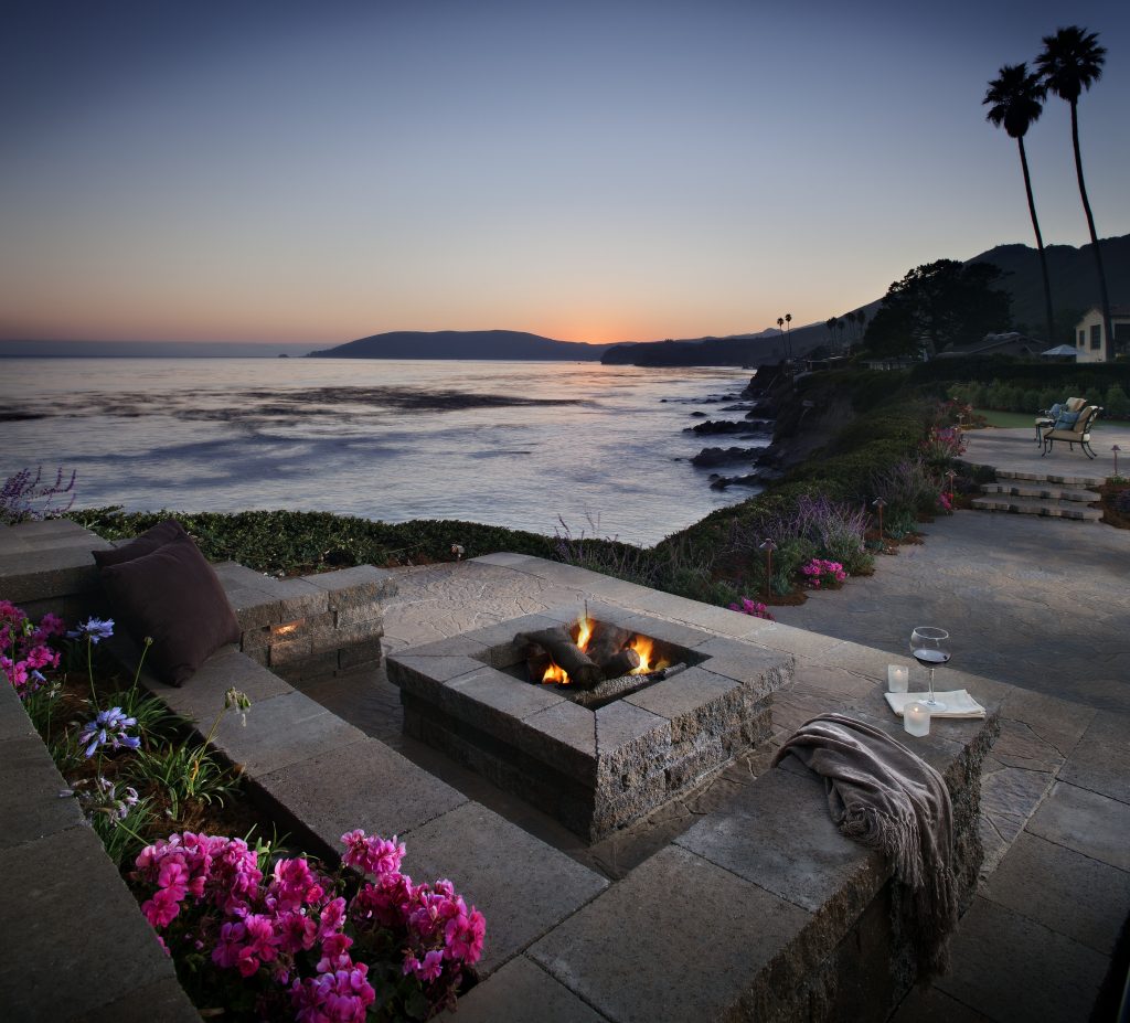 outdoor fire pit or fireplace