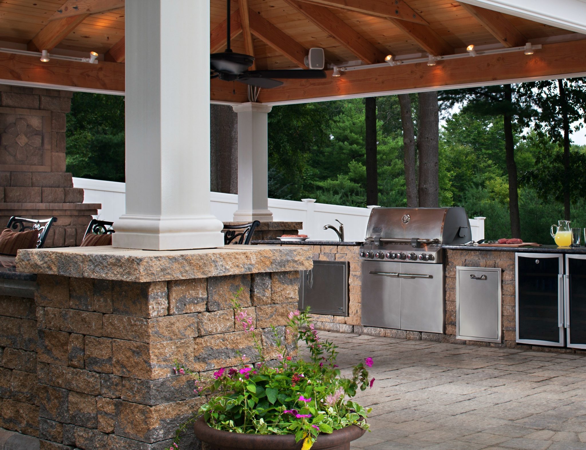 outdoor kitchen trends: patio cover
