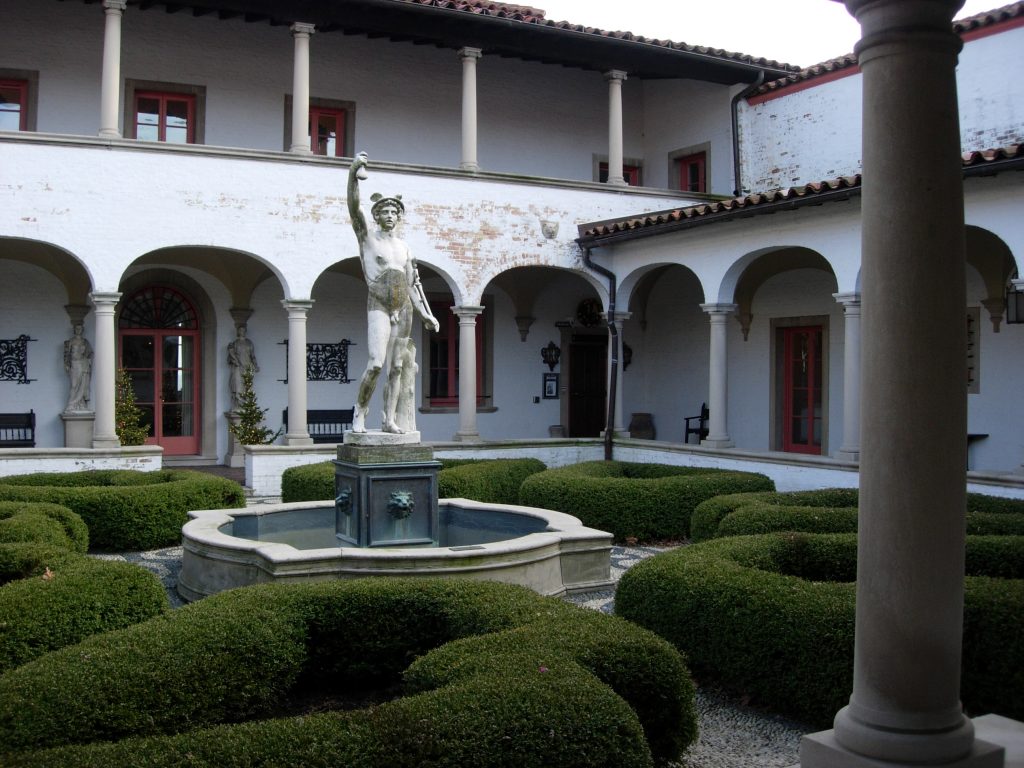 How to Create or Decorate a Courtyard