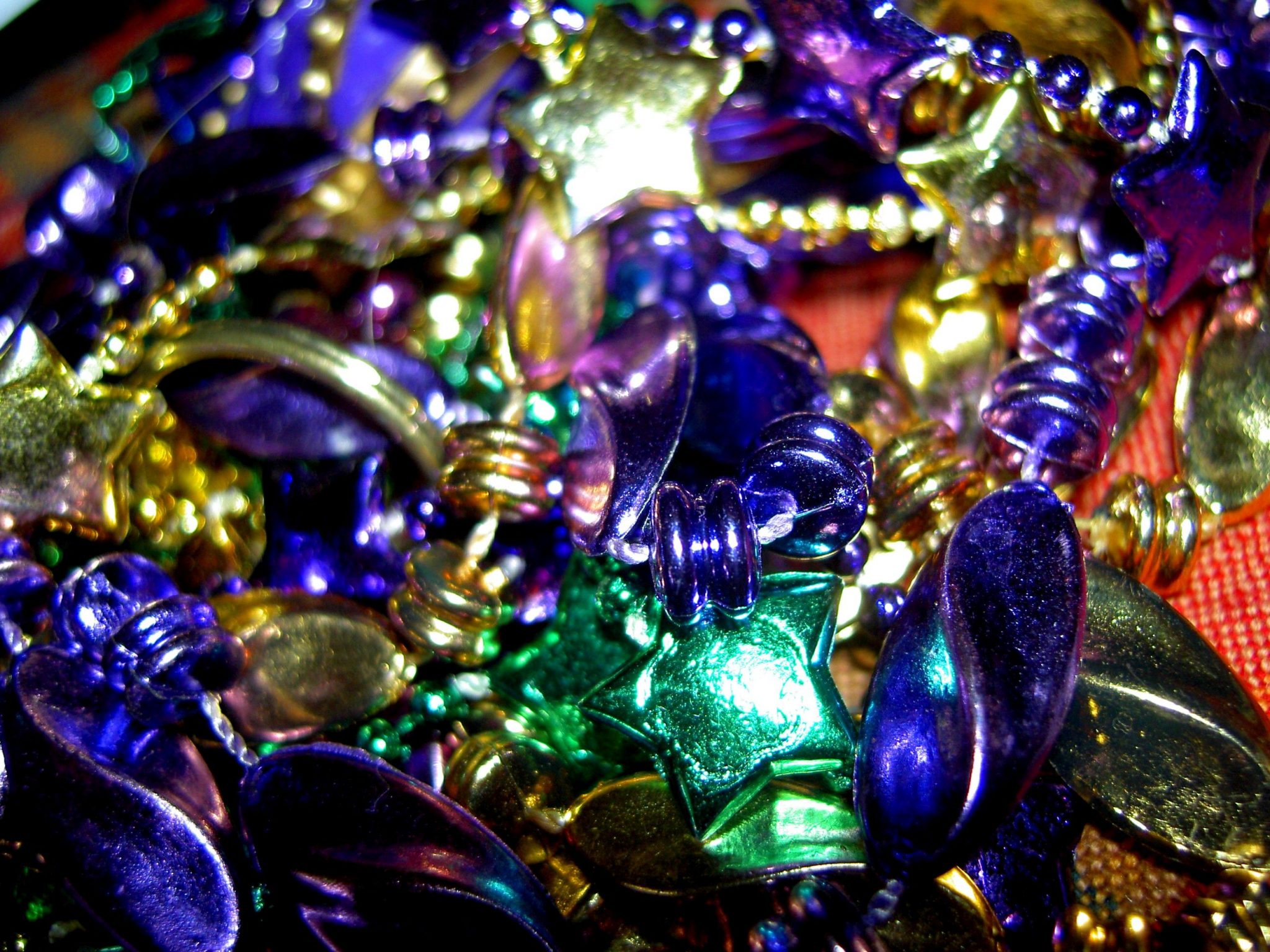 How to Host a Backyard Mardi Gras Theme Party