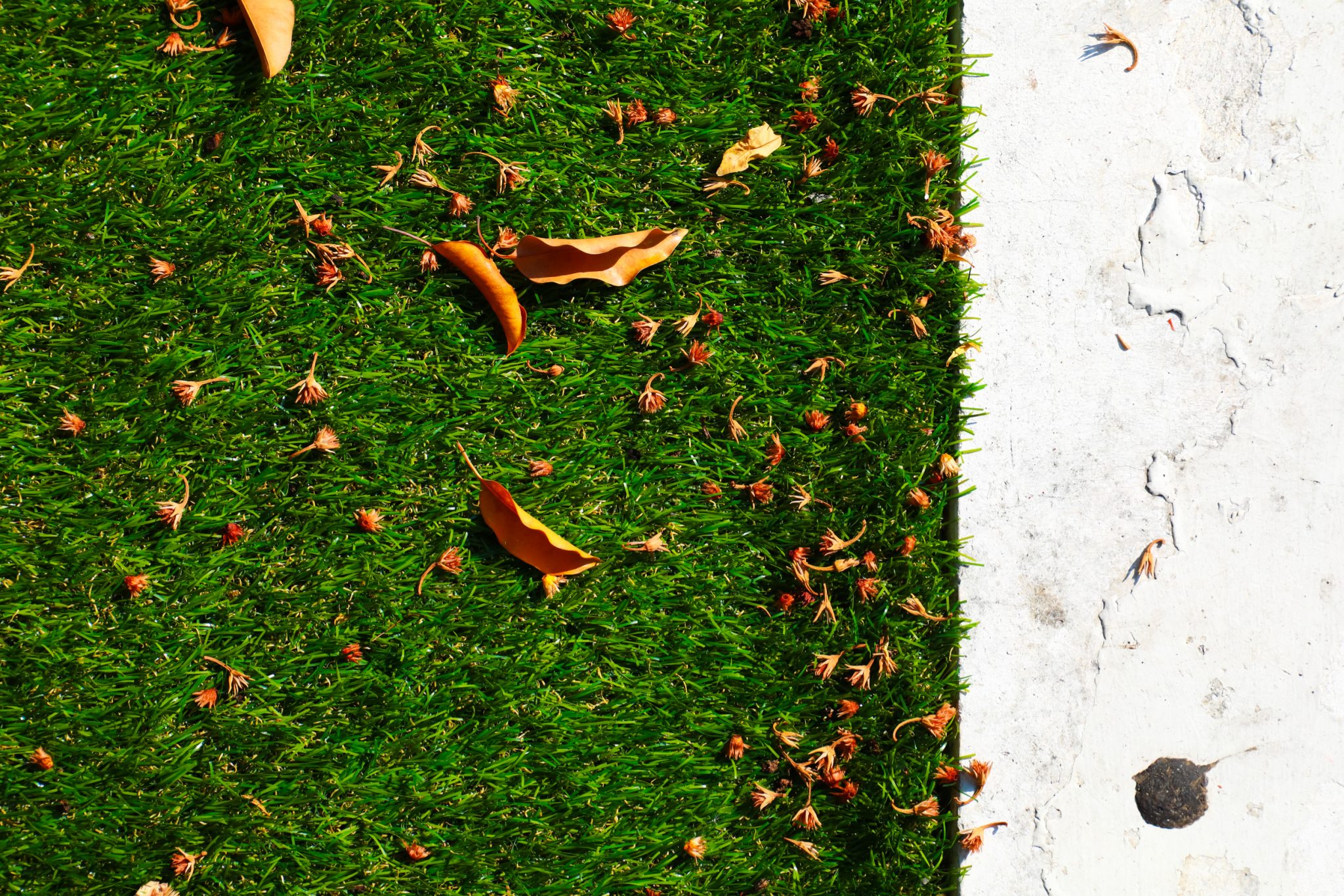 does artificial grass get muddy