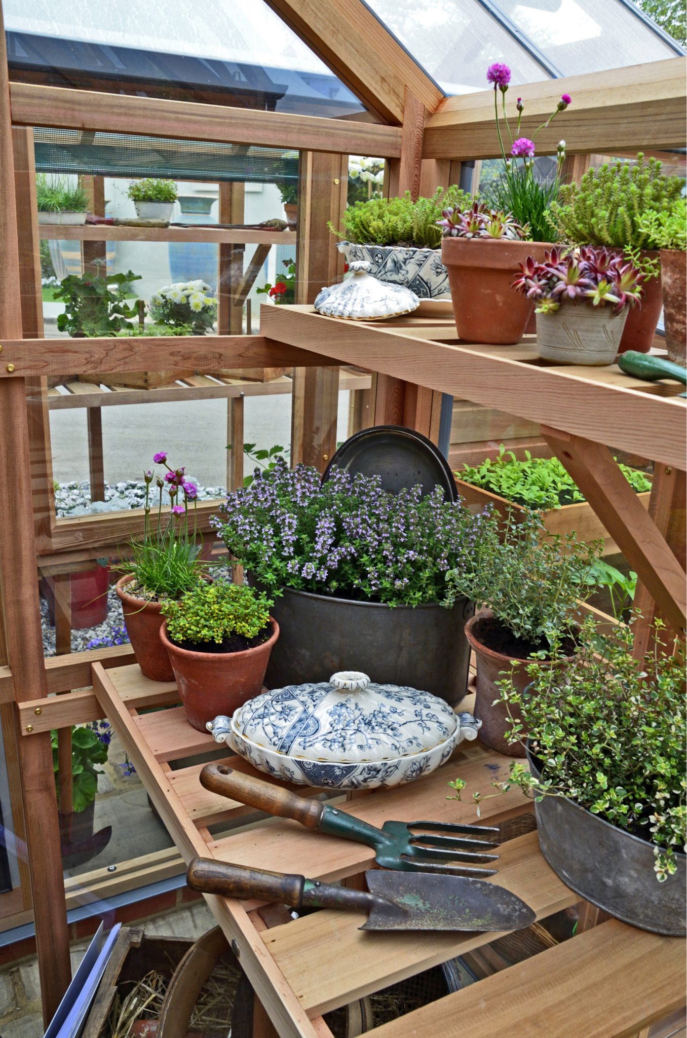 How to Set Up the Perfect Potting Bench for Backyard Gardening (Guide