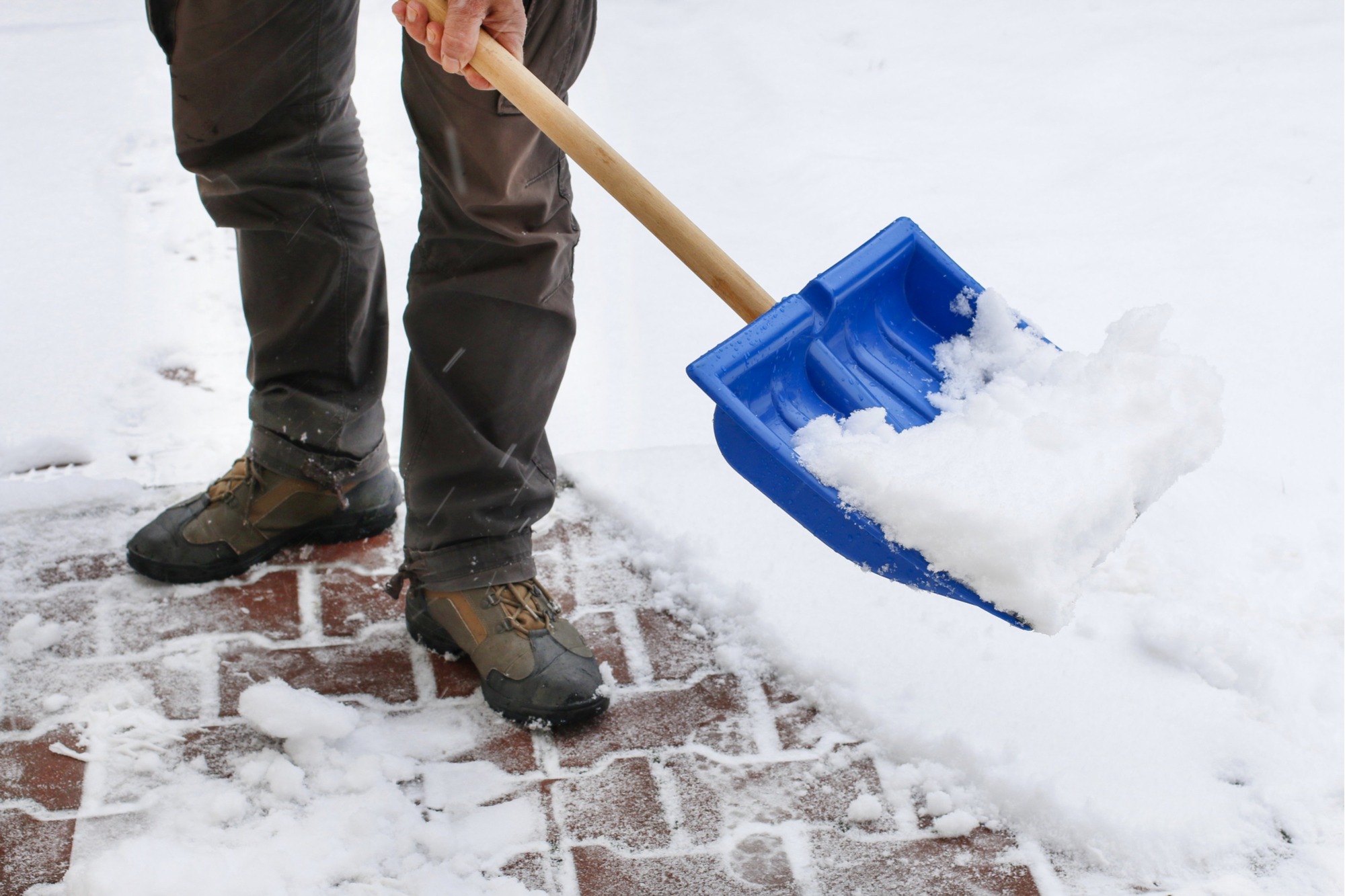 How to Remove Ice & Snow from Pavers (Guide) INSTALLIT