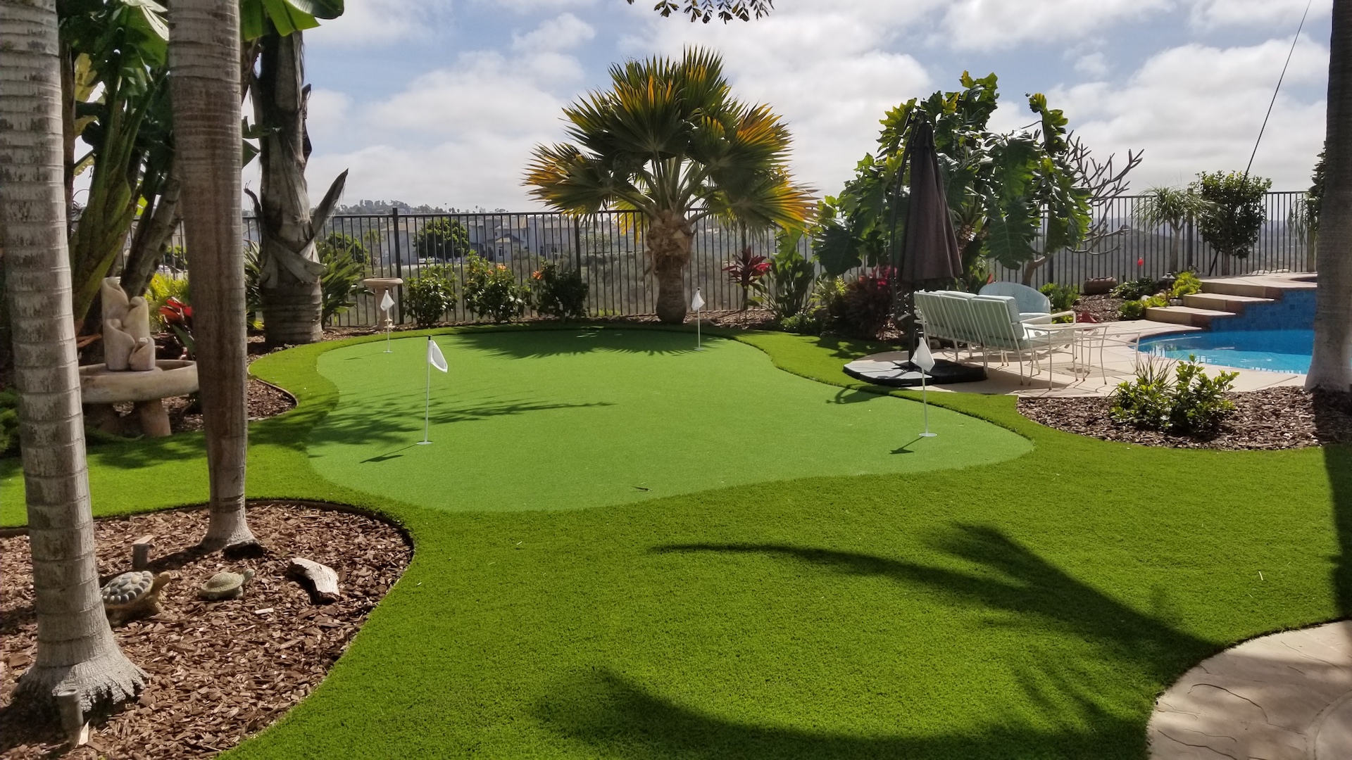 outdoor living putting green