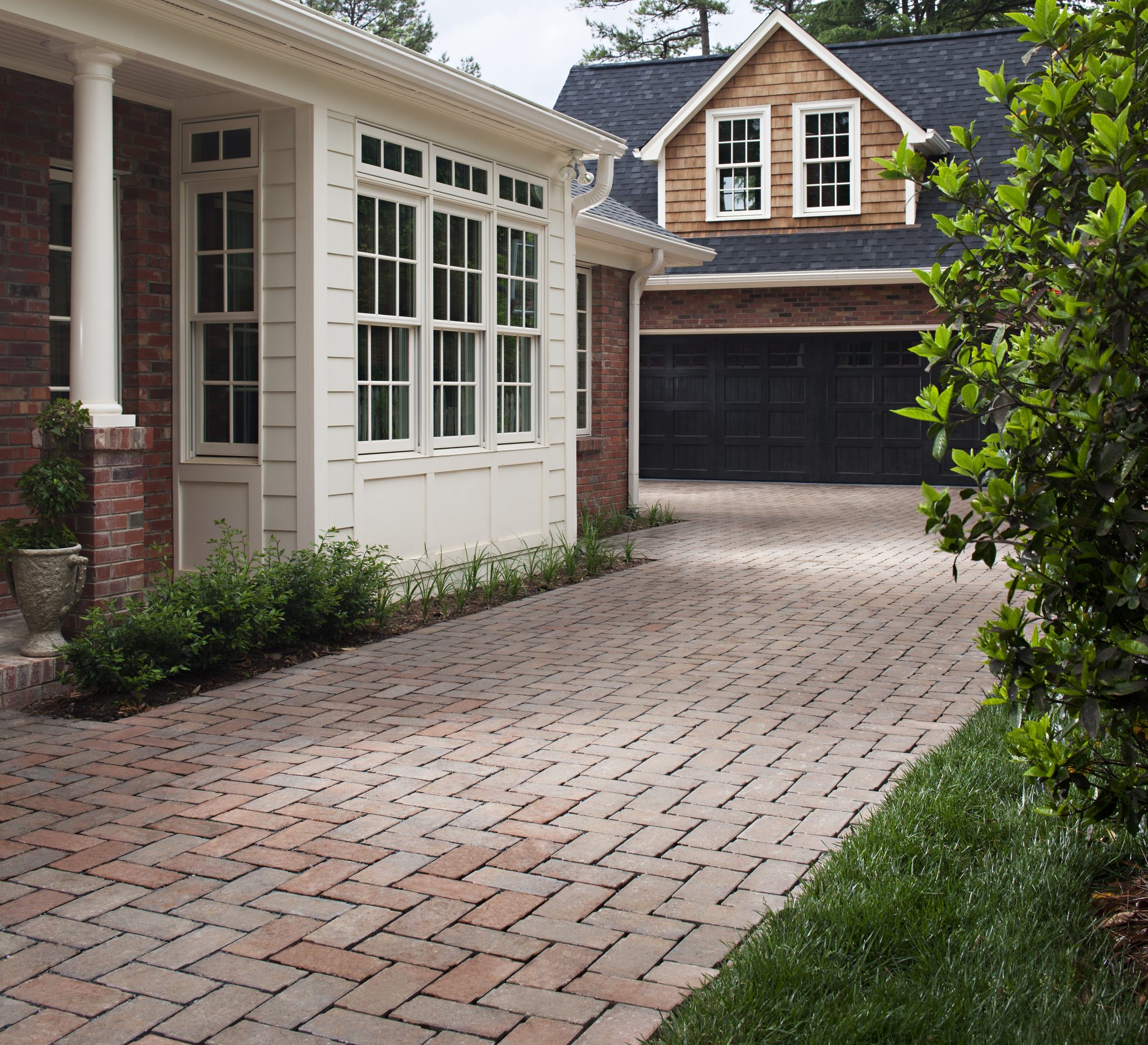 Прямоугольную площадь перед домом решили выложить плиткой. Driveway Pavers. Подъездная дорожка к дому. Двор из клинкерной плитки. Дорожка от калитки к дому.