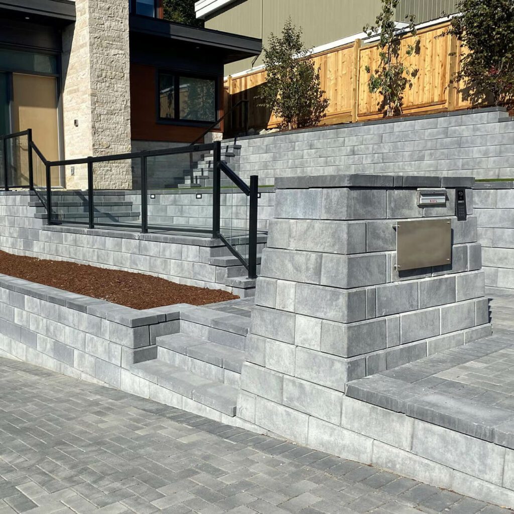 Outdoor retaining wall structure