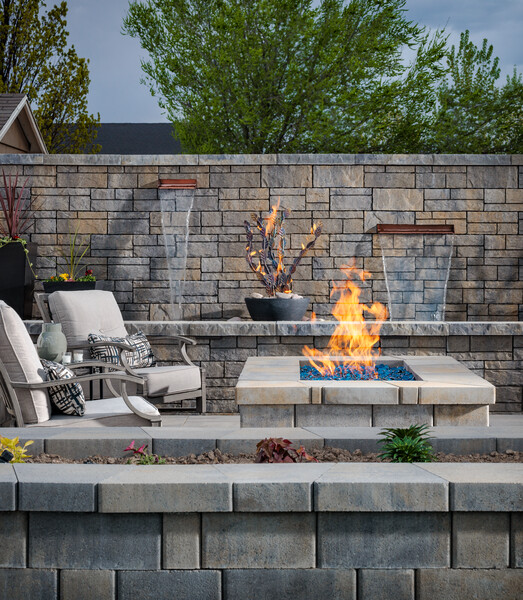 Belgard_Amcor_May2023_RES_AshlarTandemWall_SheltonWall_01